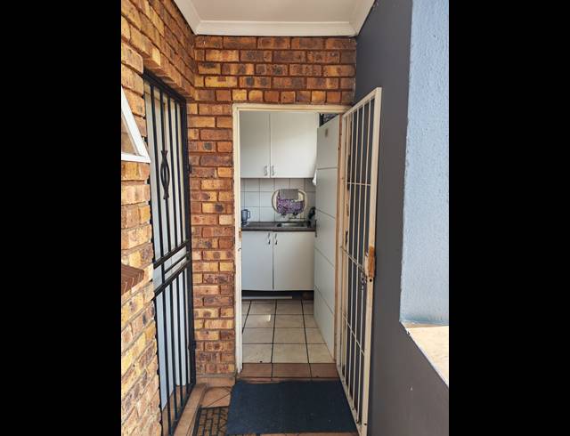 2 BEDROOM FLAT FOR SALE IN KEMPTON PARK CENTRAL